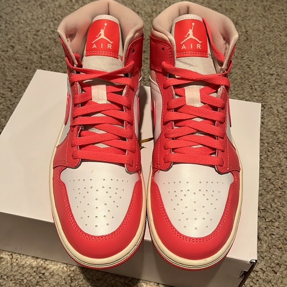 NWT Women’s Air Jordan Mid - Picture 2 of 7